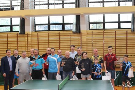 Uczestnicy turnieju z burmistrzem Wisły